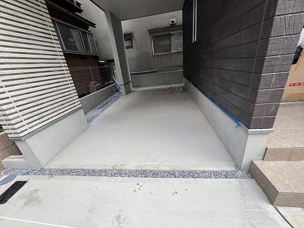 駐車場ももちろん完備しておりますのでお車所有の方にも心強いです駐車場です前面道路との高低差も少なく