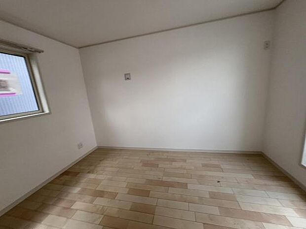 自分好みのアレンジで居心地の良い空間になりそうです洋室は風通しが良く明るく快適な空間ですゆったりと読