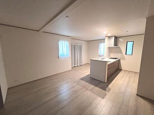 リビングダイニングになります。ご家族そろっての素敵な空間になりそうですね。