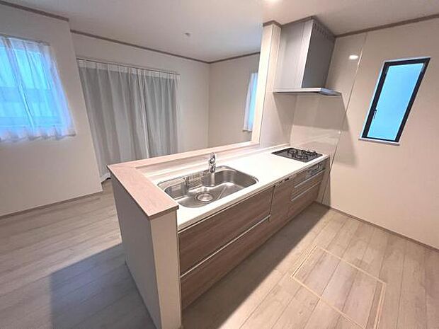 リビングが見渡せ、料理中も会話が弾む対面式キッチンです。