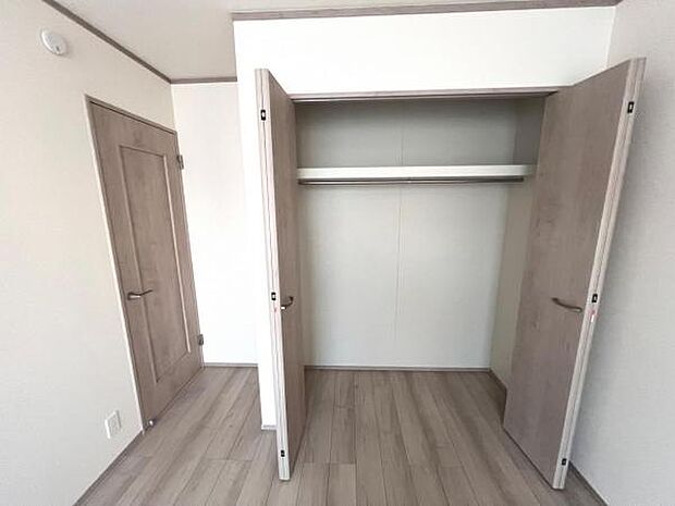 明るい広々とした主寝室でご家族ゆっくりお休みになれますね。