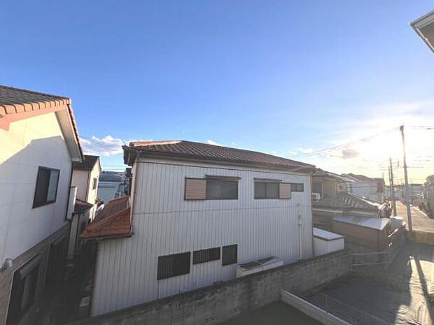 バルコニーからの眺望です。明るい陽射しを浴びながらゆったりと過ごすのも良いですね。