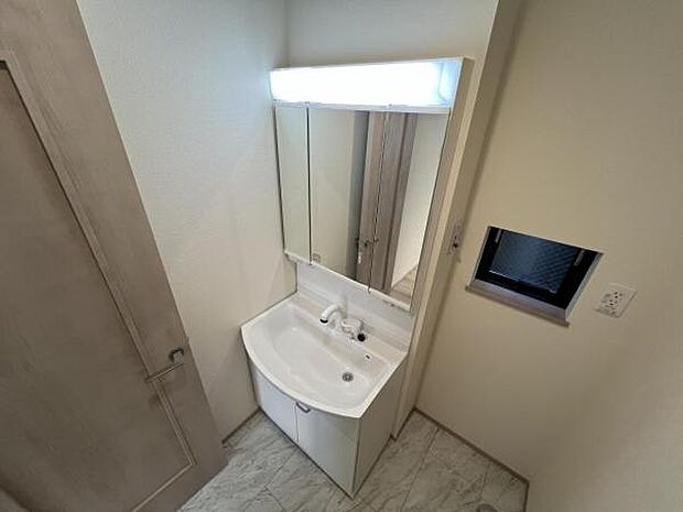 洗面化粧台です。朝の身支度から1日が始まります。