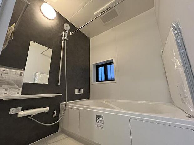 木の温もりが優しいフローリングの収納スペース付き洋室です。