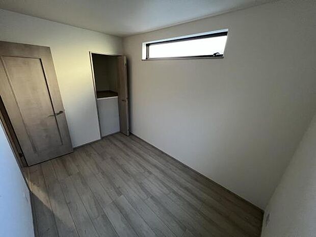 洋室は、風通しが良く明るく快適な空間です。ゆったりと読書など、趣味にも没頭できプライベート時間もお寛ぎ頂けそうです。