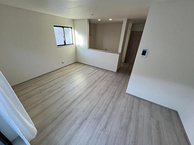 お食事中もキッチンと会話が楽しめるダイニングスペース。