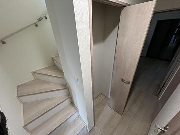 いつでもお部屋をスッキリお使い頂ける収納スペースを設置。