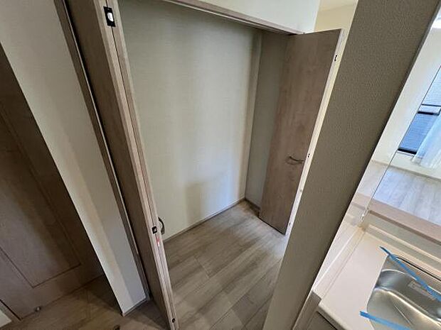 いつでもお部屋をスッキリお使い頂ける収納スペースを設置。