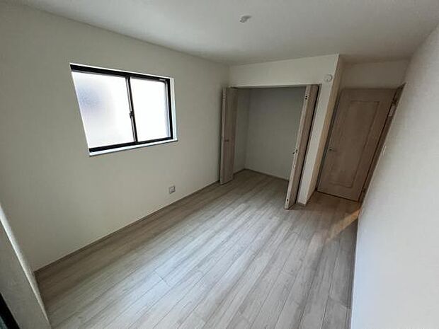 木の温もりが優しいフローリングの収納スペース付き洋室です。