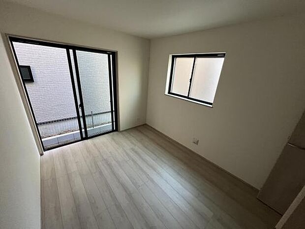 洋室は、風通しが良く明るく快適な空間です。ゆったりと読書など、趣味にも没頭できプライベート時間もお寛ぎ頂けそうです。