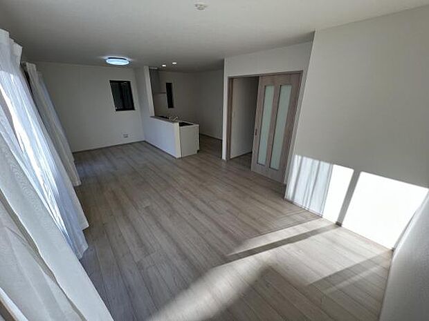 お食事中もキッチンと会話が楽しめるダイニングスペース。