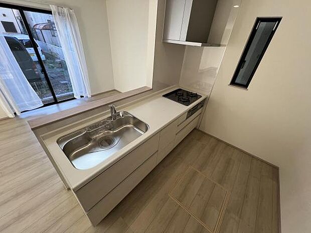 作業スペースが広く家事動線をゆったりと確保できるキッチンです。