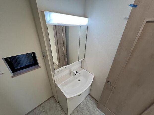 洗面化粧台です。朝の身支度から1日が始まります。