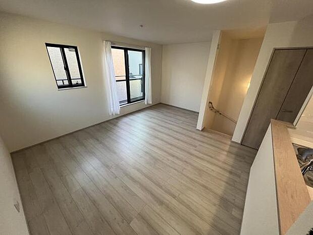 お食事中もキッチンと会話が楽しめるダイニングスペース。