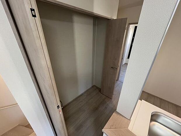 いつでもお部屋をスッキリお使い頂ける収納スペースを設置。