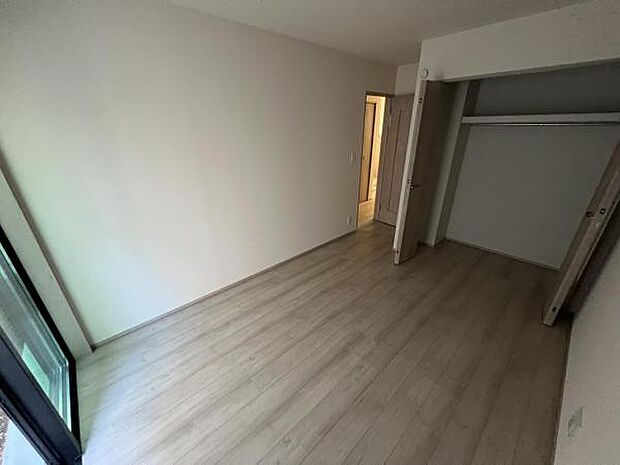 木の温もりが優しいフローリングの収納スペース付き洋室です。