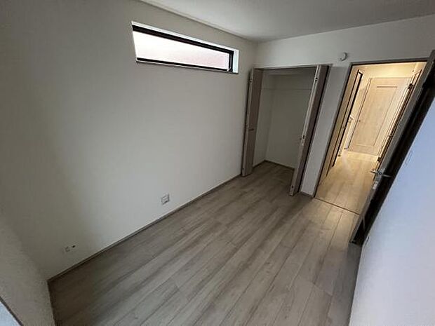 洋室は、風通しが良く明るく快適な空間です。ゆったりと読書など、趣味にも没頭できプライベート時間もお寛ぎ頂けそうです。