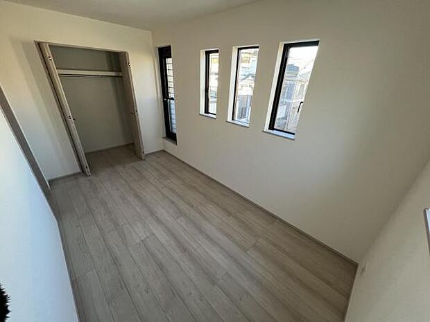 洋室は、風通しが良く明るく快適な空間です。ゆったりと読書など、趣味にも没頭できプライベート時間もお寛ぎ頂けそうです。