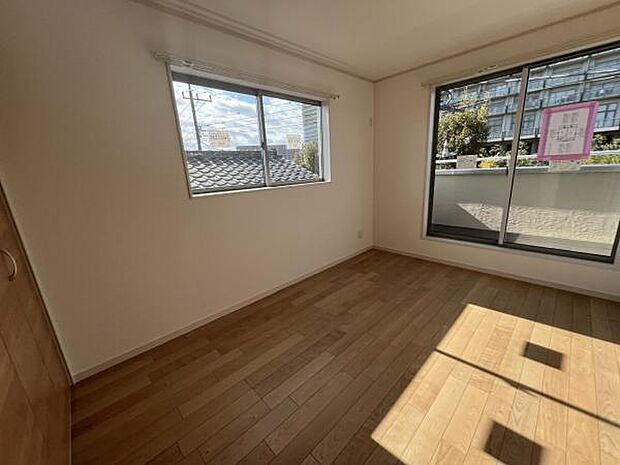 寝室にもご利用いただける居室スペースです明るい広々とした主寝室でご家族ゆっくりお休みになれま