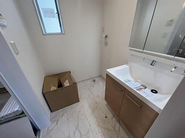 洗面化粧台です。朝の身支度から1日が始まります。収納力と機能性に優れたお手入れラクラク洗面化粧台です