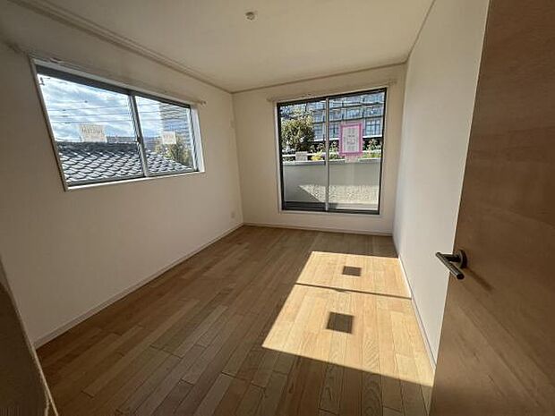 自分好みのアレンジで居心地の良い空間になりそうです洋室は風通しが良く明るく快適な空間ですゆったりと読