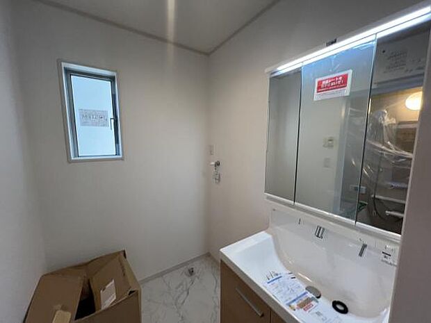 脱衣所は小さなお子様がいるご家庭にも重宝されます。快適で清潔感がある脱衣スペースです。