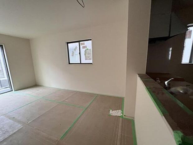 お食事中もキッチンと会話が楽しめるダイニングスペーゆったりとした開放的なダイニングキッチンスペースで