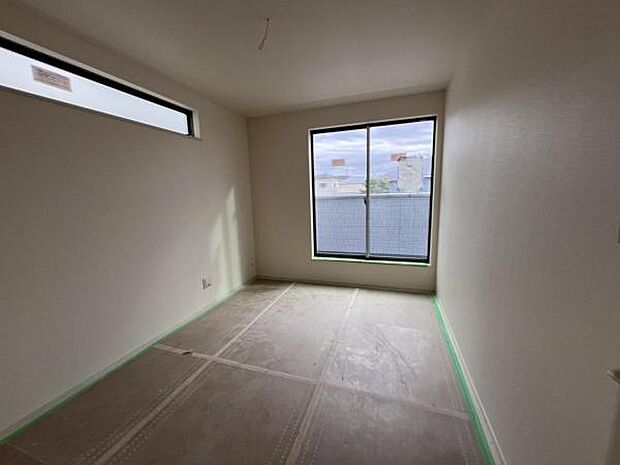 寝室にもご利用いただける居室スペースです明るい広々とした主寝室でご家族ゆっくりお休みになれま