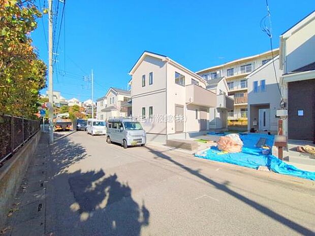 前面道路を含めた現地写真です。