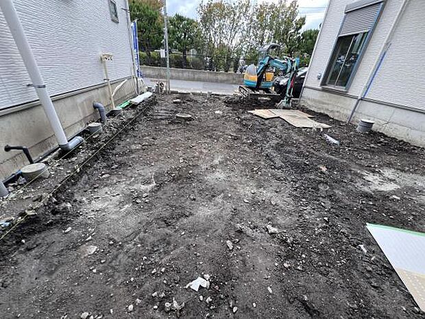 駐車場ももちろん完備しておりますのでお車所有の方にも心強いです駐車場です前面道路との高低差も少なく