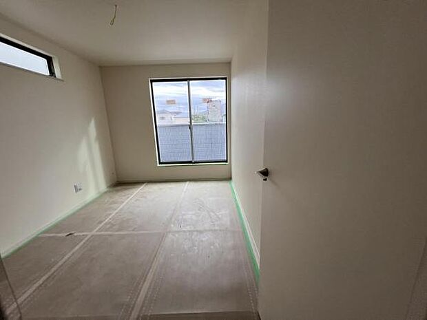 自分好みのアレンジで居心地の良い空間になりそうです洋室は風通しが良く明るく快適な空間ですゆったりと読