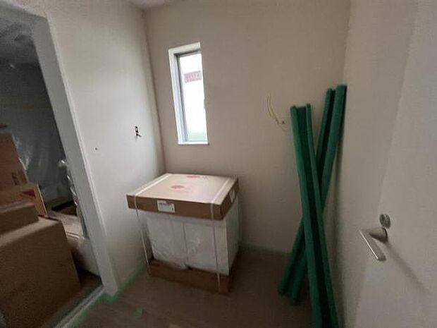 脱衣所は小さなお子様がいるご家庭にも重宝されます。快適で清潔感がある脱衣スペースです。