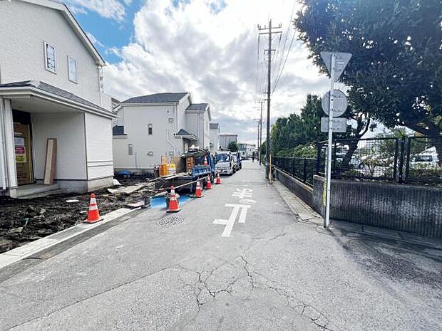 前面道路を含めた現地写真です。