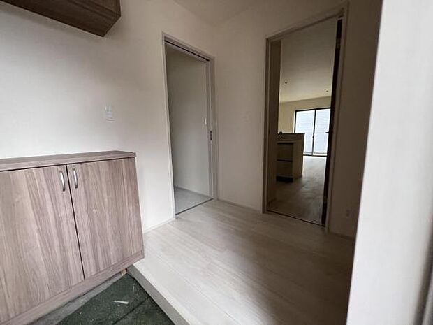 いつも気持ちよくご家族を迎えられる玄関です。綺麗で明るい玄関でお客様をお迎えいただけます。