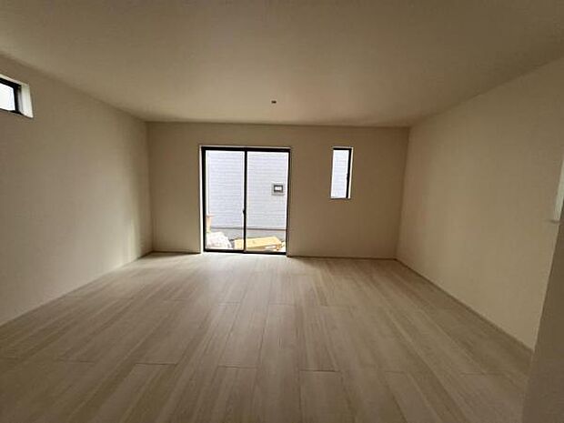 お食事中もキッチンと会話が楽しめるダイニングスペーゆったりとした開放的なダイニングキッチンスペースで