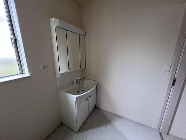 洗面化粧台です。朝の身支度から1日が始まります。収納力と機能性に優れたお手入れラクラク洗面化粧台です