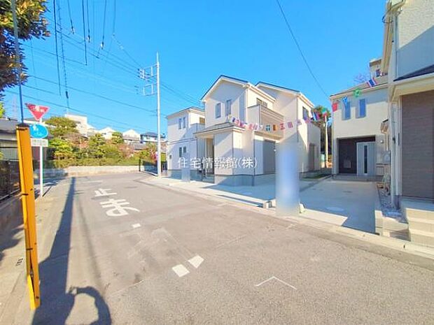 前面道路を含めた現地写真です。