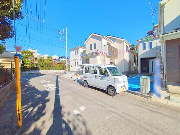 前面道路を含めた現地写真です。