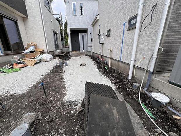 駐車場ももちろん完備しておりますのでお車所有の方にも心強いです駐車場です前面道路との高低差も少なく