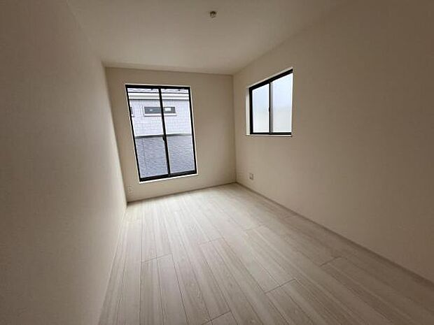 自分好みのアレンジで居心地の良い空間になりそうです洋室は風通しが良く明るく快適な空間ですゆったりと読