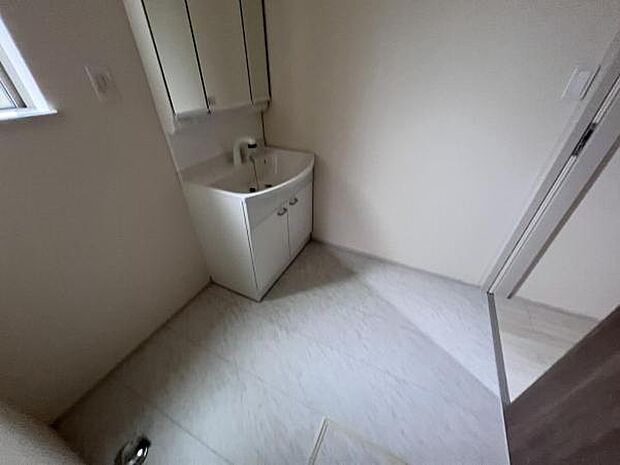 脱衣所は小さなお子様がいるご家庭にも重宝されます。快適で清潔感がある脱衣スペースです。