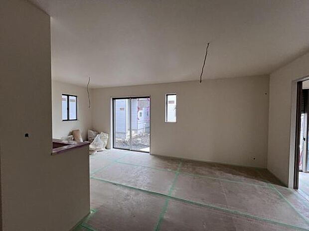 お食事中もキッチンと会話が楽しめるダイニングスペーゆったりとした開放的なダイニングキッチンスペースで