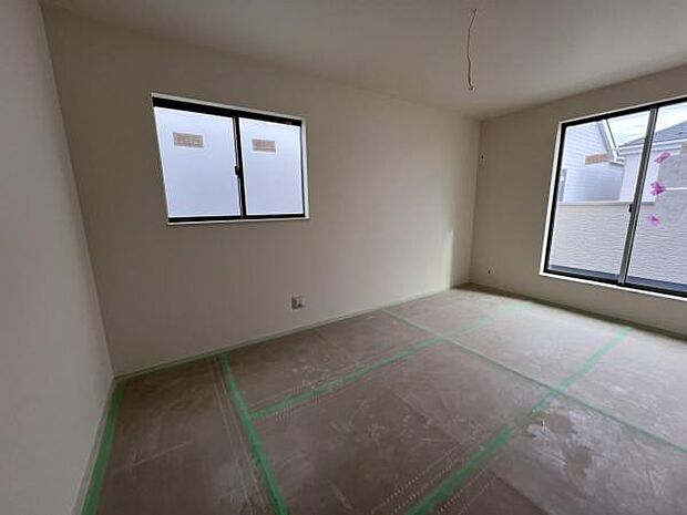 寝室にもご利用いただける居室スペースです明るい広々とした主寝室でご家族ゆっくりお休みになれま