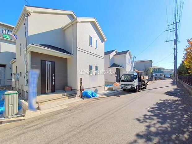 前面道路を含めた現地写真です。