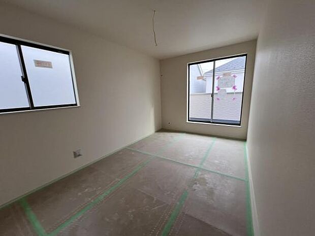 自分好みのアレンジで居心地の良い空間になりそうです洋室は風通しが良く明るく快適な空間ですゆったりと読