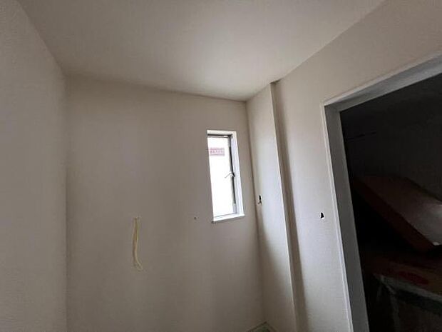 脱衣所は小さなお子様がいるご家庭にも重宝されます。快適で清潔感がある脱衣スペースです。