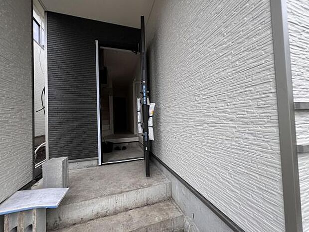 いつも気持ちよくご家族を迎えられる玄関です。綺麗で明るい玄関でお客様をお迎えいただけます。