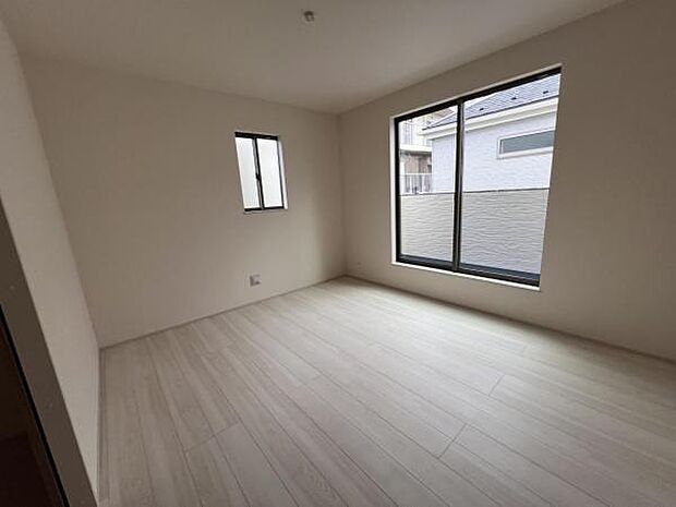 寝室にもご利用いただける居室スペースです明るい広々とした主寝室でご家族ゆっくりお休みになれま