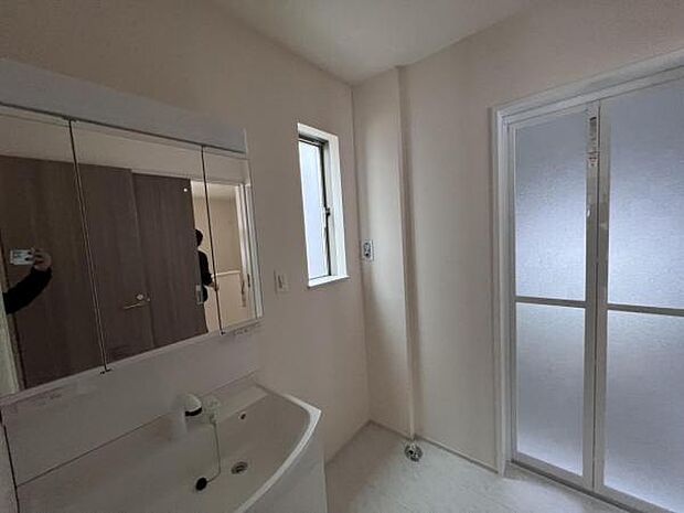 洗面化粧台です。朝の身支度から1日が始まります。収納力と機能性に優れたお手入れラクラク洗面化粧台です