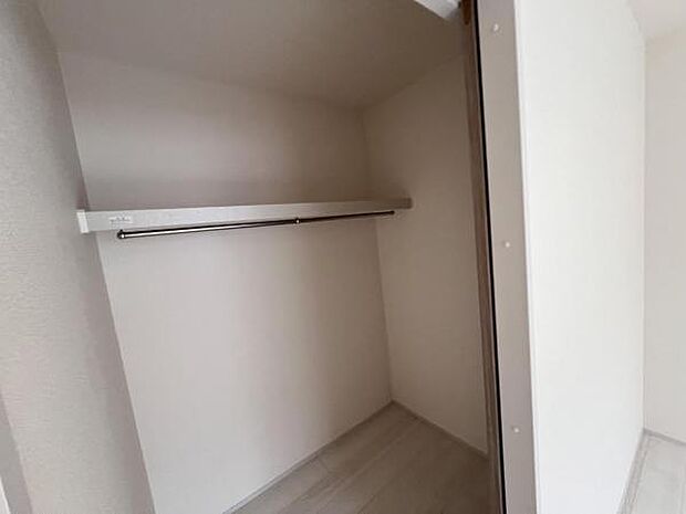 ウォークインクローゼットがあり収納スペースも豊富季節物もスッキリ片付きそうですウォークインクローね。